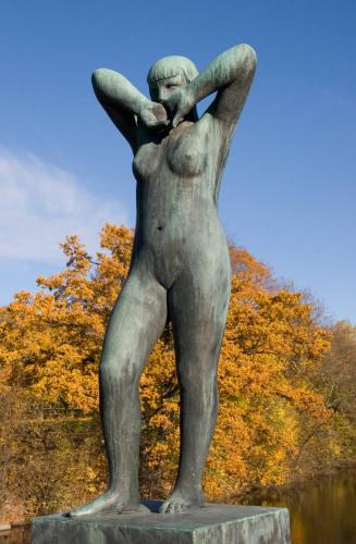 Ung pike med hendene foran munnen