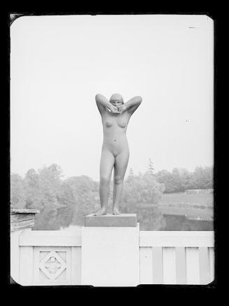 Ung pike med hendene foran munnen