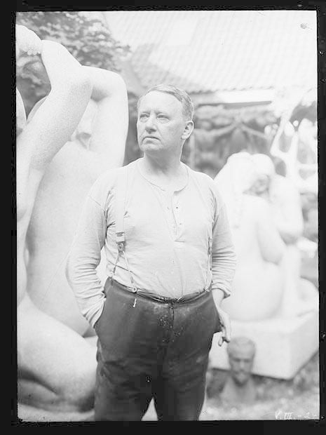 Gustav Vigeland i atelierhagen på Hammersborg