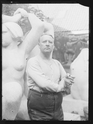 Gustav Vigeland i atelierhagen på Hammersborg